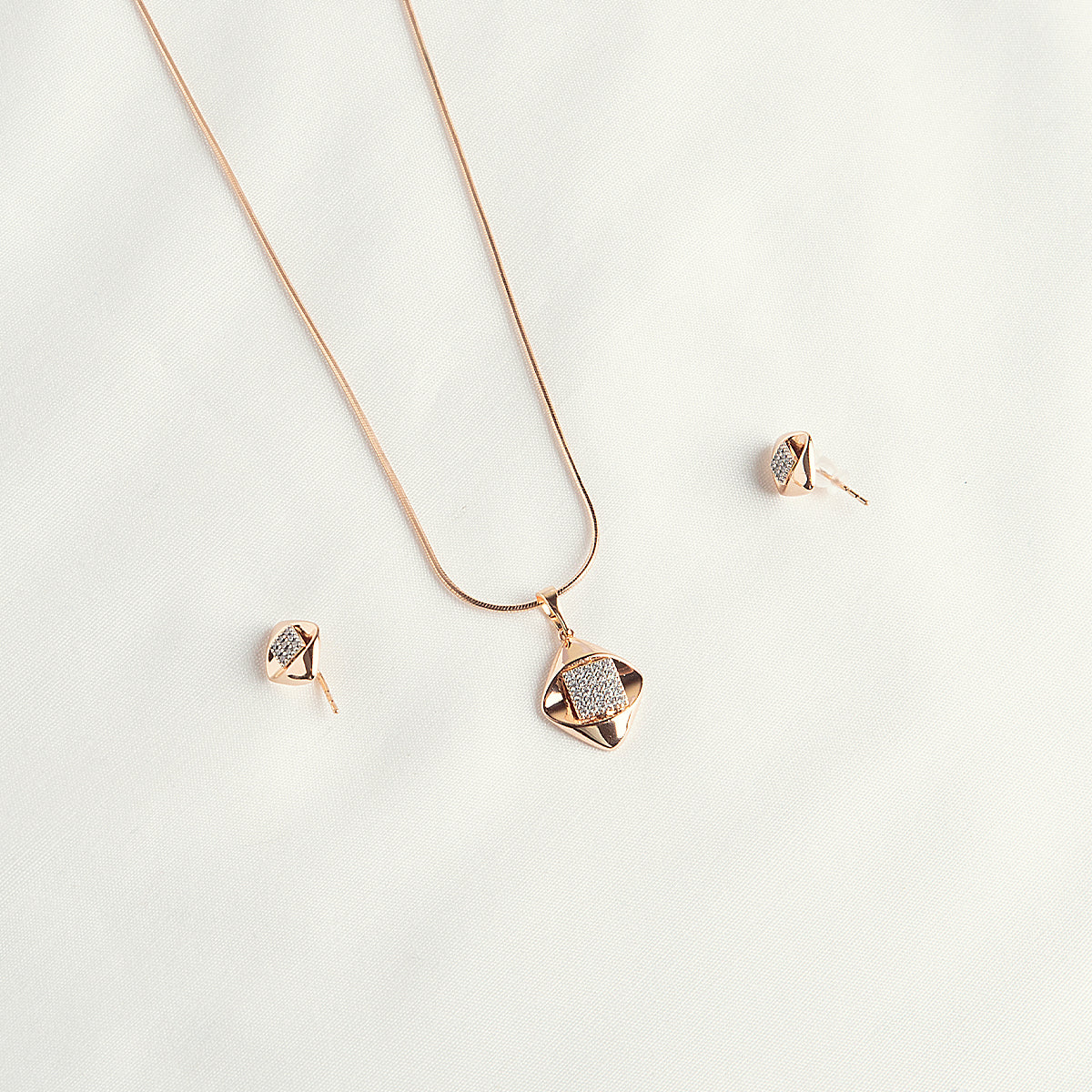 DAMA LOCKET & EARRINGS SET