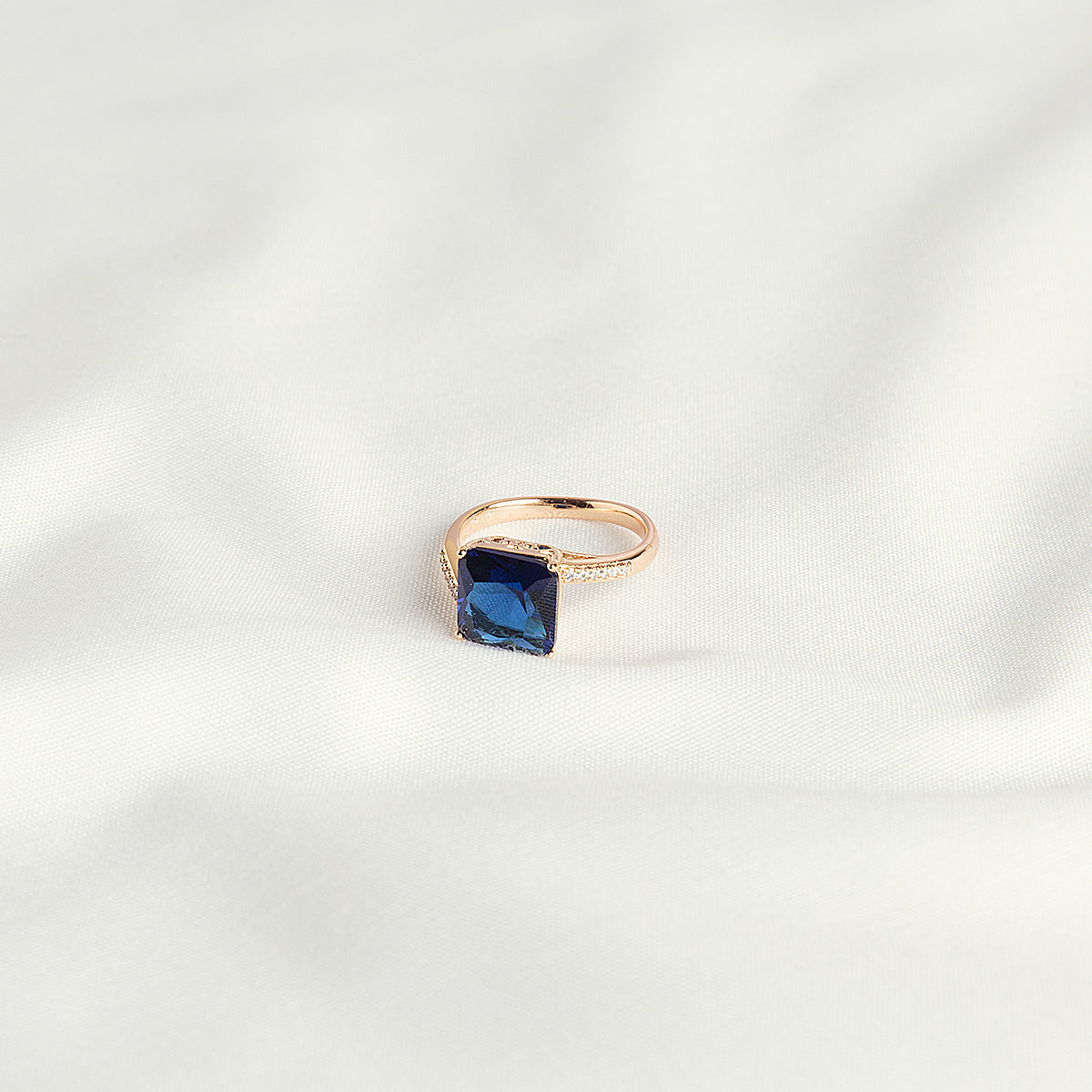 AMPLE SAPPHIRE RING